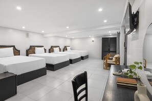 Habitación familiar | Ropa de cama hipoalergénica, minibar, escritorio y cortinas blackout 