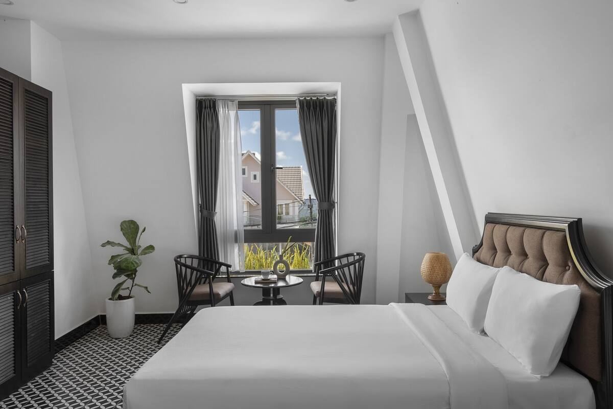 Hypo-allergenic bedding, minibar, desk, blackout curtains