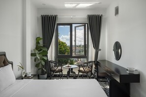 Quarto luxo, 1 cama Queen, vista para a cidade | Roupas de cama antialérgicas, frigobar, escrivaninha, cortinas blackout