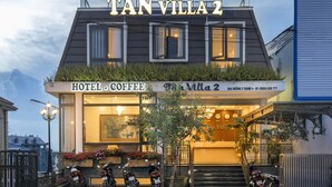 A hotel named "Tan Villa 2" with a sign indicating it offers hotel and coffee services. - Tan Villa 2 (Xuan Huong - Da Lat)