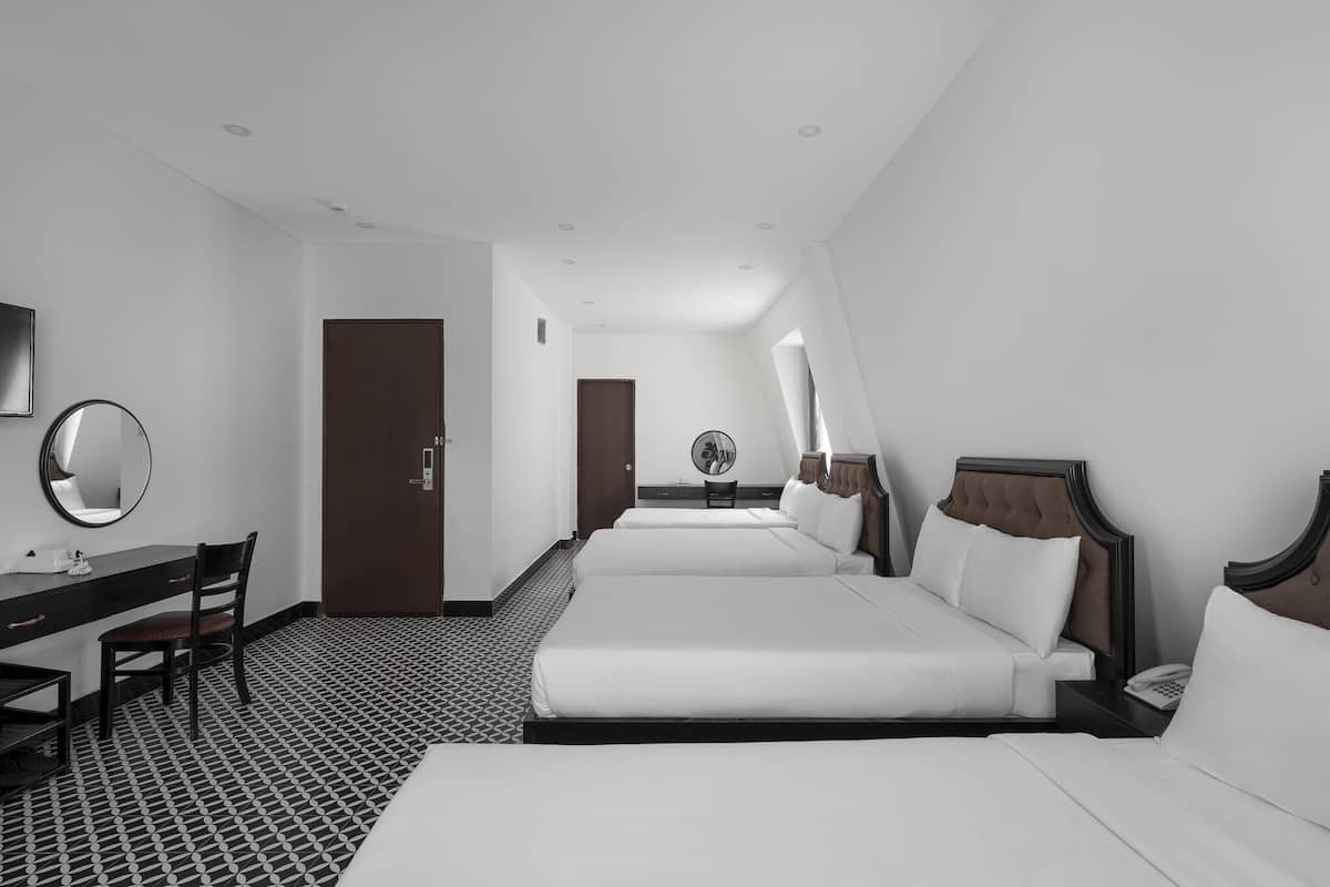 Hypo-allergenic bedding, minibar, desk, blackout curtains