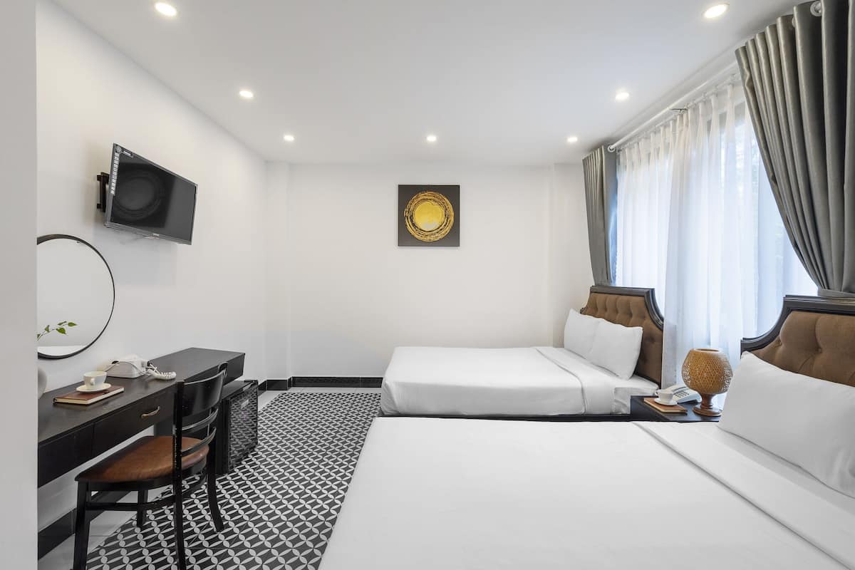 Hypo-allergenic bedding, minibar, desk, blackout curtains