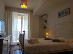 Apartamento superior | 1 quarto, escrivaninha, ferros/tábuas de passar roupa, Wi-Fi de cortesia