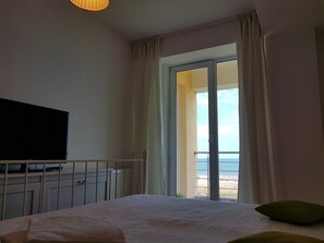 Appartement supérieur | 1 chambre, bureau, fer et planche à repasser, accès au Wi-Fi (inclus)