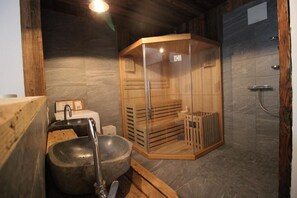 Deluxe-Apartment, 2 Schlafzimmer | Badezimmer | Badewanne und Dusche (separat), Whirlpool, Regendusche