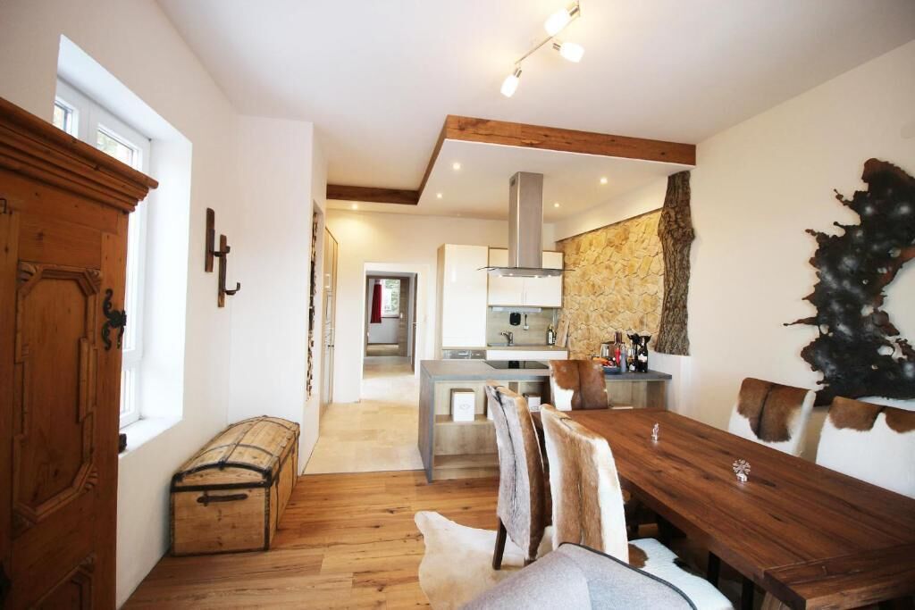 Leilighet – deluxe, 2 soverom | Oppholdsområde | Flatskjerm-TV, MP3-dokkingstasjon og oppvarmet gulv