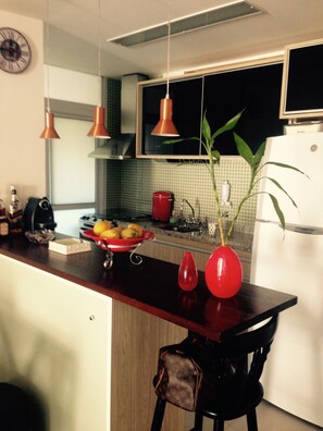 Geladeira, micro-ondas, fogão, cooktop