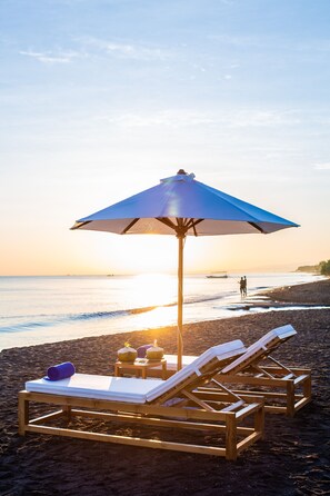 On the beach, sun-loungers, beach umbrellas, beach towels - Nalika Beach Resort & Restaurant - Adults Only (Seririt)