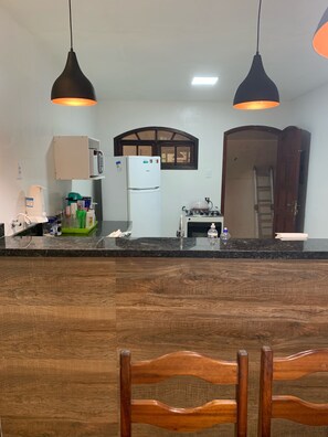 Fridge, microwave, oven, stovetop - 6 BEDROOM HOUSE WITH POOL WITH CLOSED COND GIANT WATER SLIDE (Araruama)