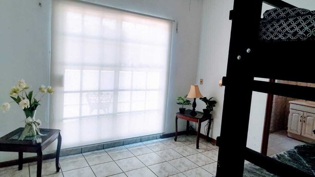5 عدّة غرف نوم وواي فاي مجانًا وبديكورات فريدة لكل غرفة