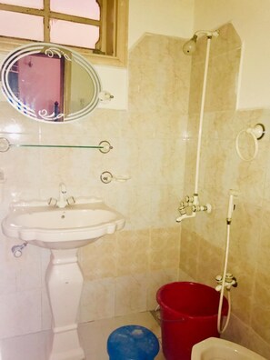 Family House | Bathroom - Baltit Homestay Hunza (Karimabad)