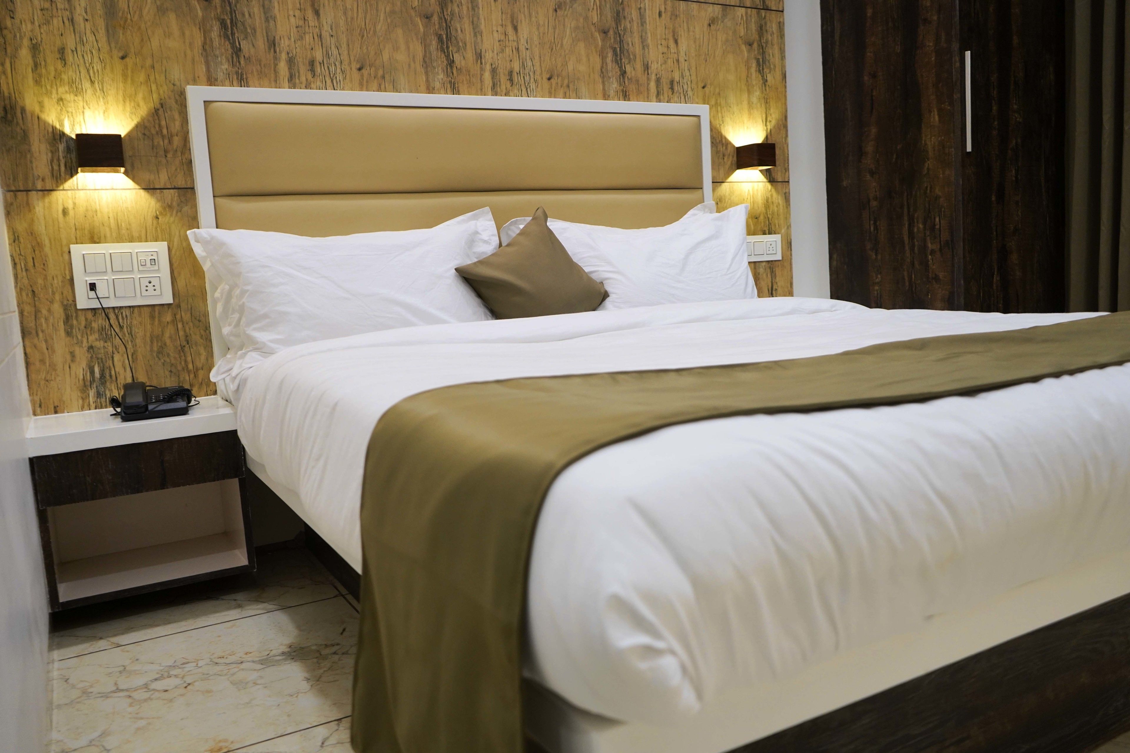 标准双人房 | 防过敏的被褥、特色装修、特色家居、办公桌