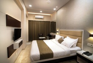 Deluxe Double Room | Hypo-allergenic bedding, individually decorated, individually furnished - Hotel Royal Treat (Surat)