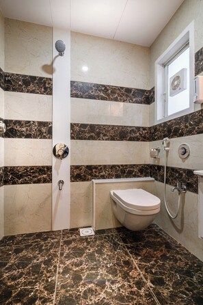 Shower, designer toiletries, hair dryer, bidet - Hotel Royal Treat (Surat)