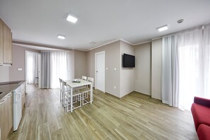 Departamento superior, 1 habitación | Caja de seguridad en la habitación y tabla de planchar con plancha 