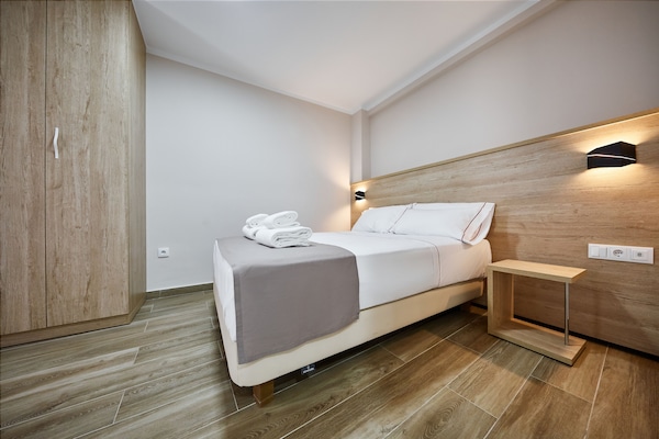 Apartamento económico, 1 cama de matrimonio con sofá cama | 1 dormitorio, caja fuerte, tabla de planchar con plancha y wifi gratis