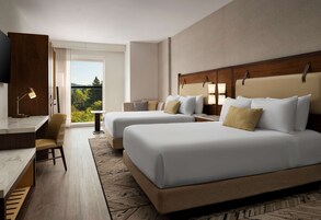 客房内保险箱、办公桌、笔记本电脑工作区、遮光窗帘