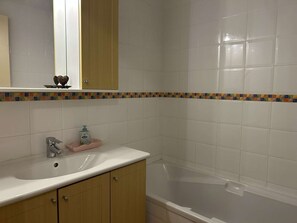 Bathroom - Bourg-Morel 2 - Large cosy duplex, balcony facing south, in the main pedestrian street (LES AVANCHERS VALMOREL)