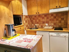 Fridge, microwave, dishwasher, cookware/dishes/utensils