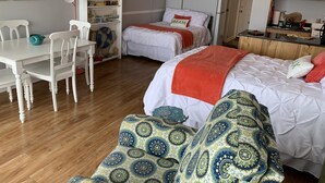 Una habitación acogedora con cama, escritorio y estantería.