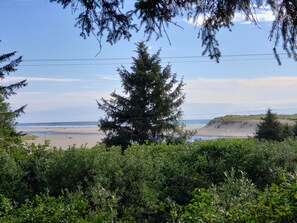 Beach nearby, sun-loungers, beach towels
