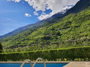 Una piscina al aire libre de temporada