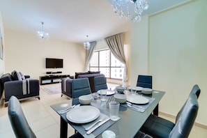 Family dining - JBR Sadaf 7 Luxury 2 Bedrooms Apartment (Dubai)