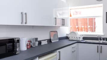 House, 3 Bedrooms, Non Smoking, Kitchen | Private kitchen | Fridge, electric kettle, toaster, high chair