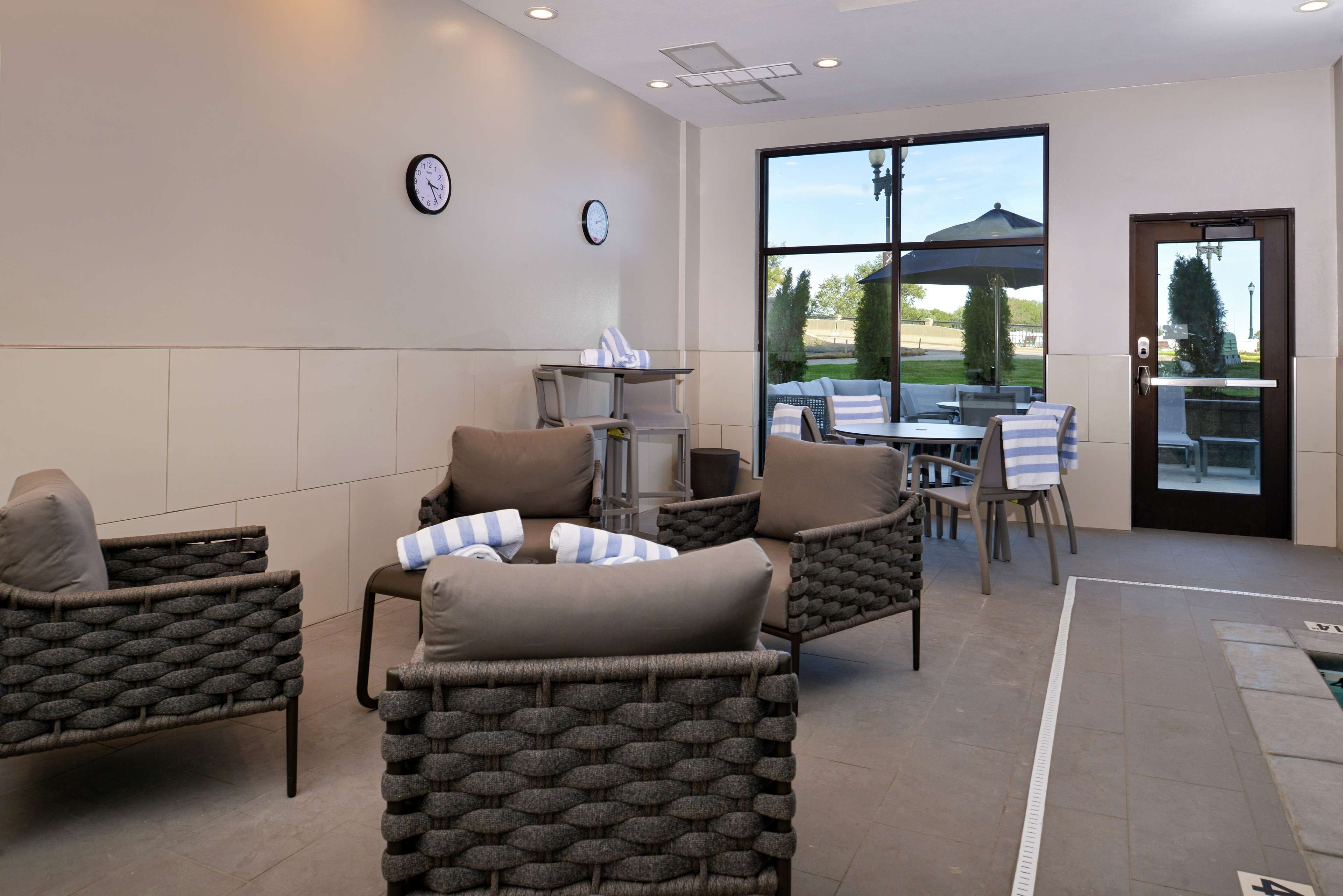 屋内プール、営業時間 7:00 ～ 23:00、サンラウンジャー