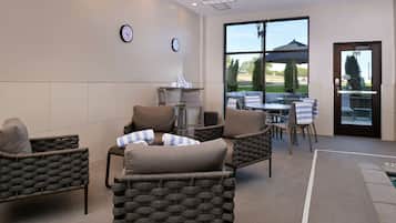 Innendørsbasseng og solsenger