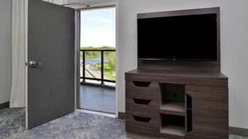 Escritorio, espacio para trabajar con laptop y cortinas blackout