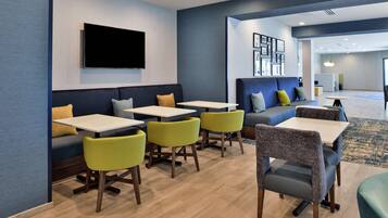 Tägliches inbegriffenes kontinentales Frühstück