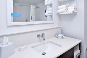 Combined shower/tub, free toiletries, hair dryer, towels