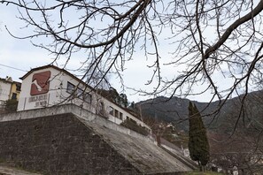 Front of property - Loriga Feel Nature- Hostel (Seia)