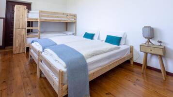 Phòng 2 giường đơn phong cách cổ điển | Bộ đồ giường cao cấp, truy cập Internet không dây miễn phí