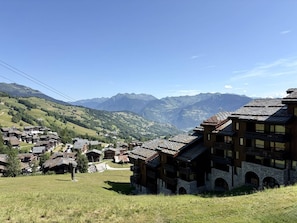 A mountainous village with traditional wooden buildings and stone architecture. - Cristallin 34 - Charming 2-room apartment (LES AVANCHERS VALMOREL)