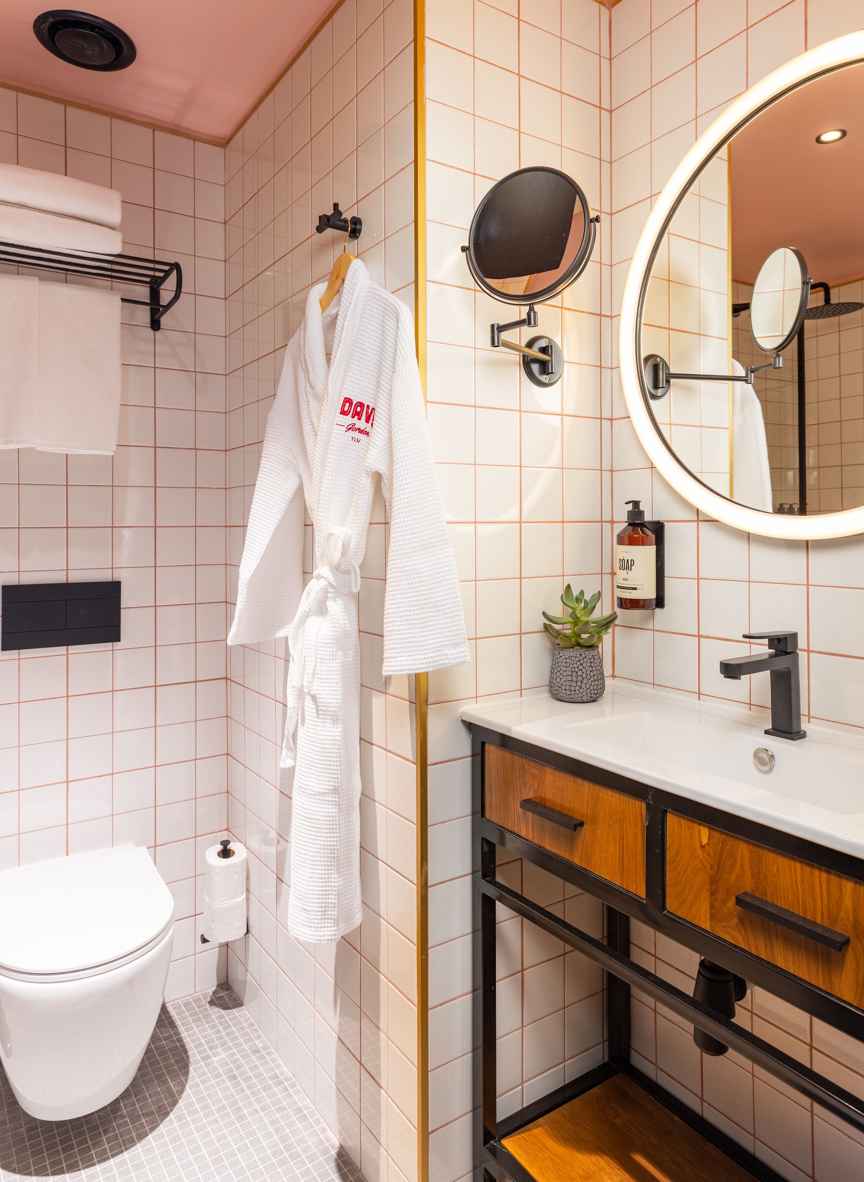 shower, rainfall showerhead, free toiletries, hair dryer