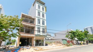 A multi-story building with a storefront labeled "JUXX". - OYO 238 Luxury Motel (Da Nang)