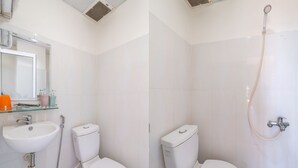 A bathroom with two toilets, a sink, and a shower. - OYO 238 Luxury Motel (Da Nang)