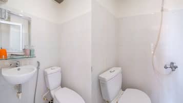 Dusche, Hausschuhe, Bidet, Handtรผcher
