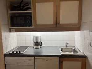 ثلاجة، ميكروويف، غسالة أطباق، مستلزمات طهي/أطباق/أوعية