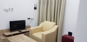 Appartement Deluxe, 2 chambres | Salle de séjour | Télévision LED de 32 pouces avec chaînes par satellite, télévision