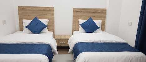 Cortinas blackout, quartos à prova de som, ferros/tábuas de passar roupa