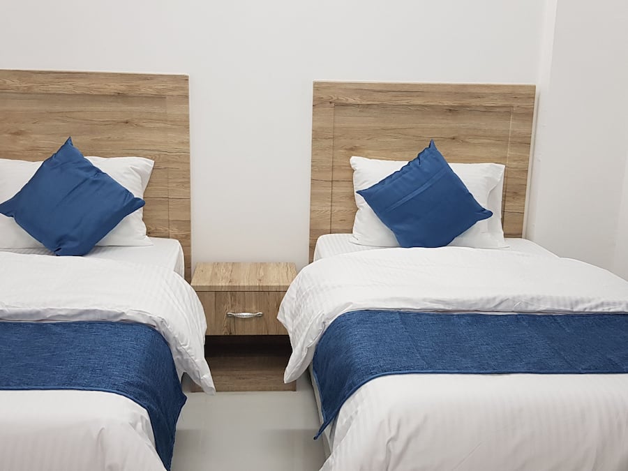 Màn/rèm cản sáng, phòng cách âm, bàn ủi/dụng cụ ủi quần áo