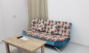Deluxe appartement, 1 slaapkamer | Woonruimte | Een 32-inch ledtelevisie met satellietzenders en televisie