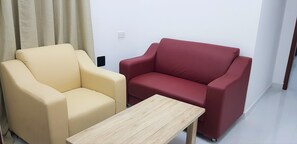 Apartamento luxo, 2 quartos | Área de estar | TV LED 32 polegadas com canais via satélite, TV