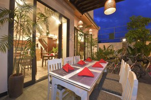 Breakfast, lunch, dinner served; local and international cuisine  - Saclo Villa and Hostel (Da Nang)
