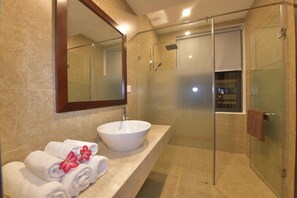Familienzimmer, Stadtblick (Deluxe) | Zimmersafe, Schreibtisch, Verdunkelungsvorhänge, schallisolierte Zimmer