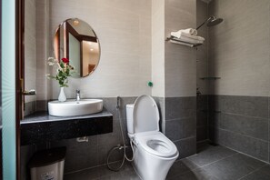 Een douche, gratis toiletartikelen, een haardroger, pantoffels