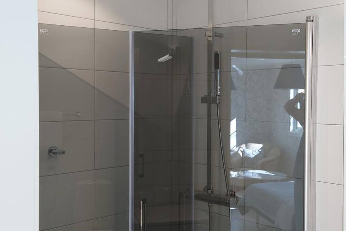 shower, towels, soap, shampoo